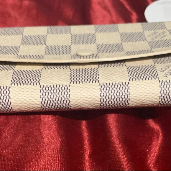 Luis Vuitton Damier Azur Emilie Wallet - Picture 4 of 10